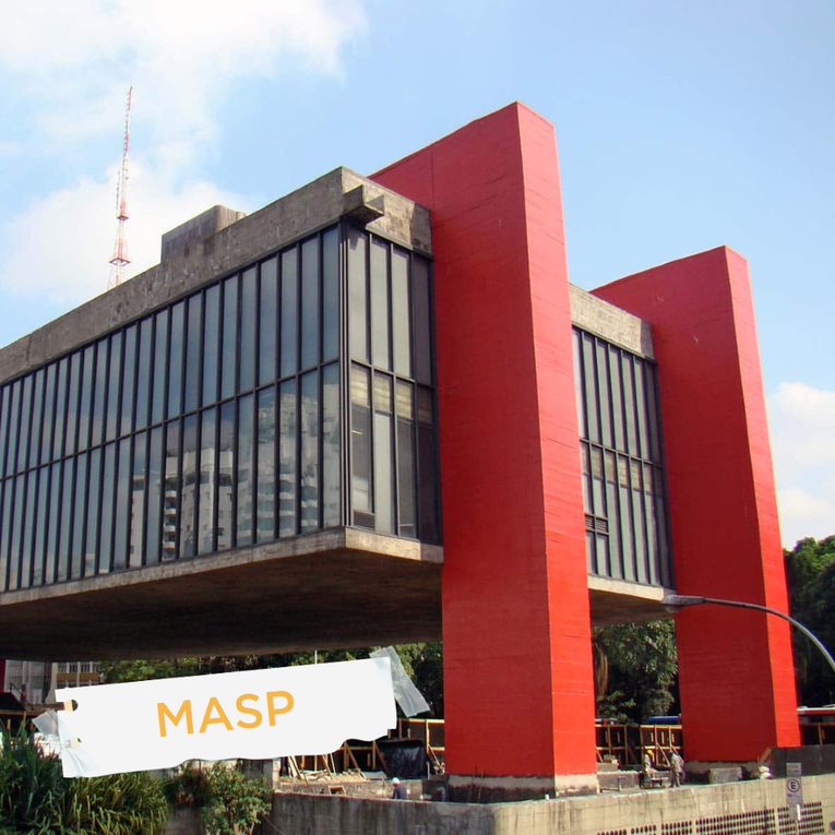 Imagem da entrada do MASP, com sua arquitetura que envolve uma coluna vermelha e um retângulo preto atravessando